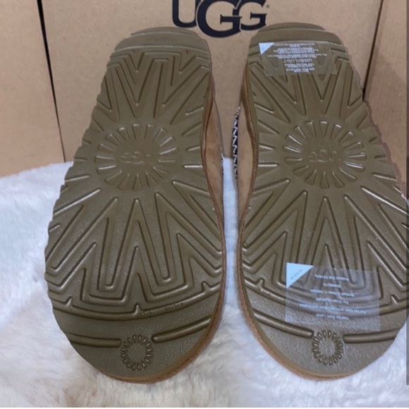 UGG TASMAN purchased for my wife but she needs a 7. Brand new condition - Picture 4 of 5